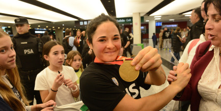 Las Leonas volvieron a la Argentina con la Copa del Mundo: una multitud las recibió en Ezeiza